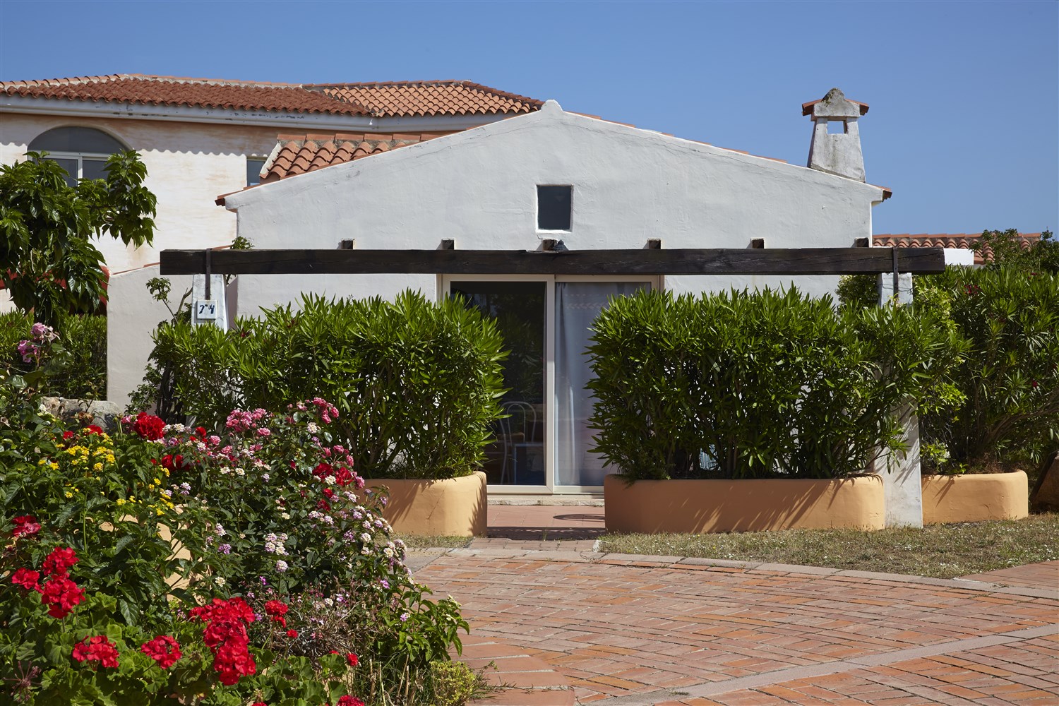 Hotelgarten mit Blumen