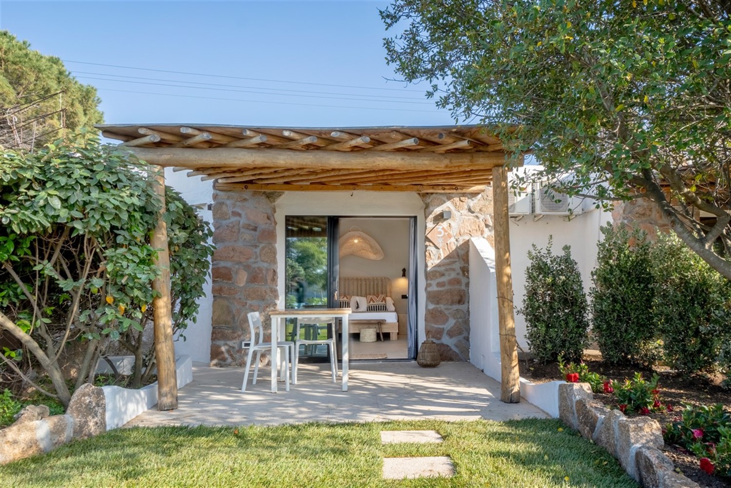 Villa mit Terrasse und Garten